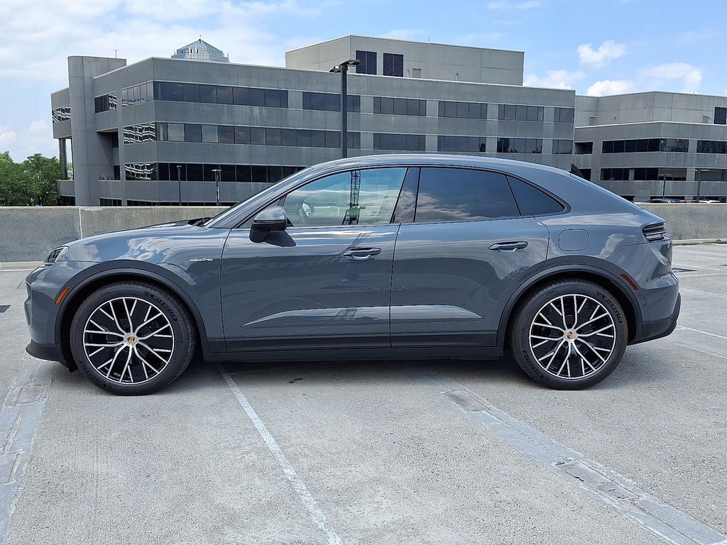 Thumbnail: 2025 Porsche Macan - 2