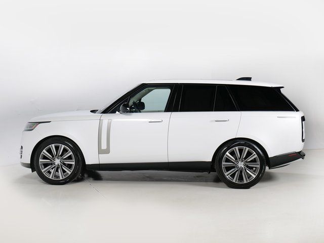 Used 2023 White Land Rover SE image 2