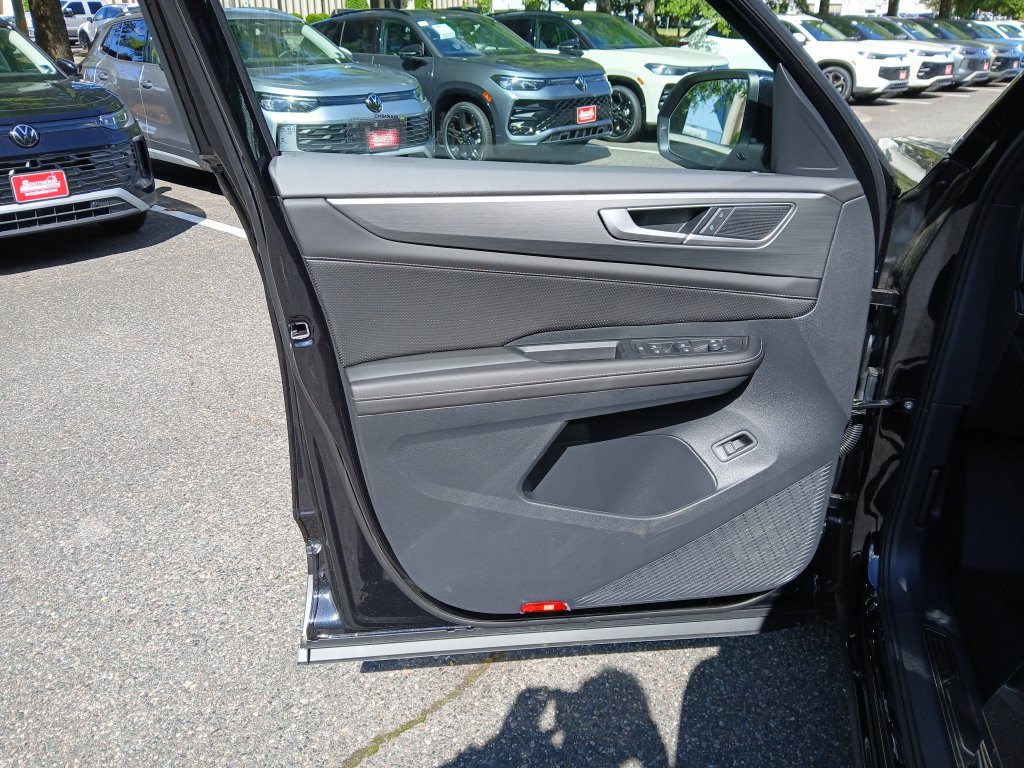 New 2026 Black Volkswagen SE w/Technology image 10