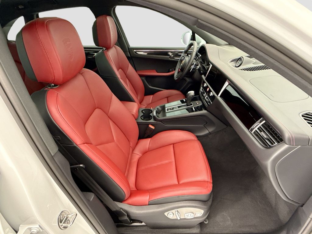 Thumbnail: 2026 Porsche Macan - 19