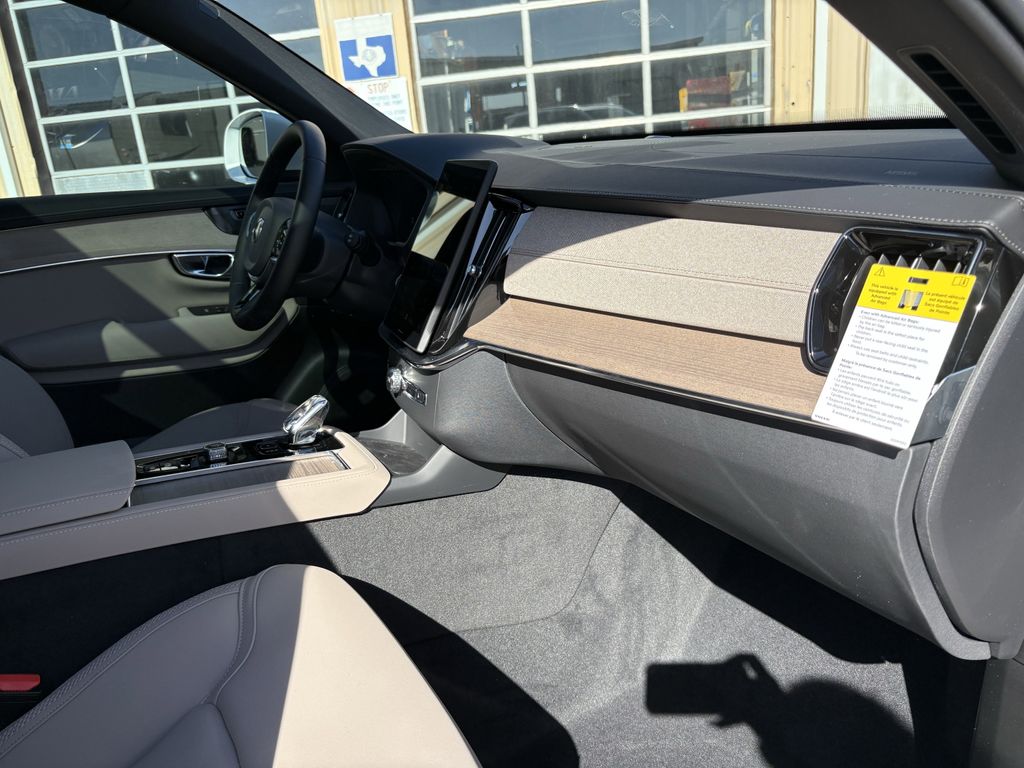 New 2026 Crystal White Volvo B6 Plus 7-Seater image 31