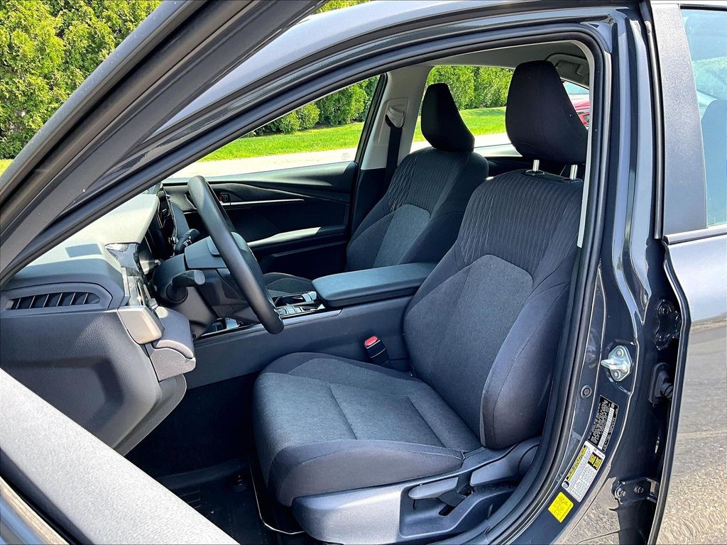 2025 Toyota Camry — photo 10