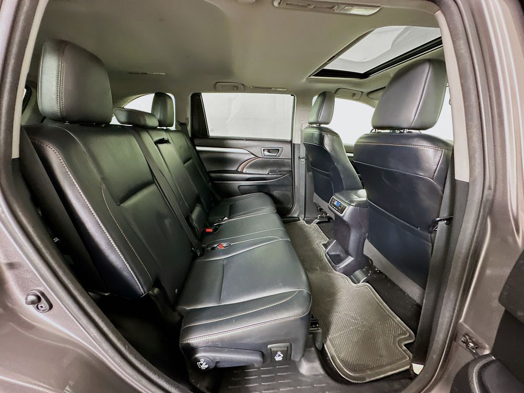 2015 Toyota Highlander XLE 28