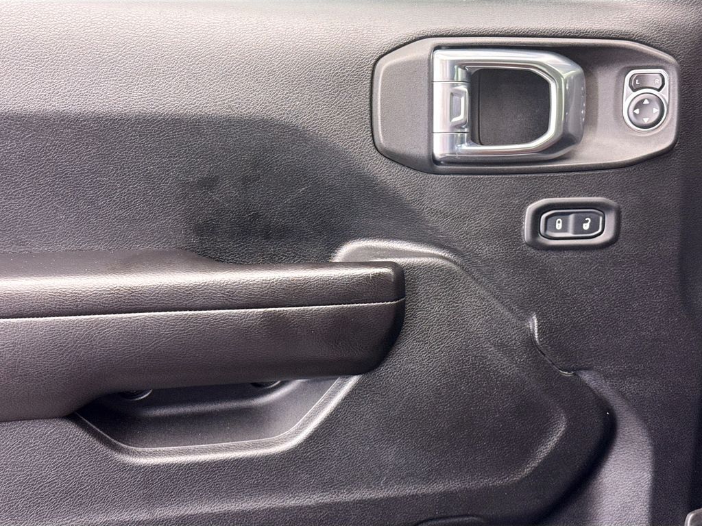 Thumbnail: 2021 Jeep Gladiator - 21