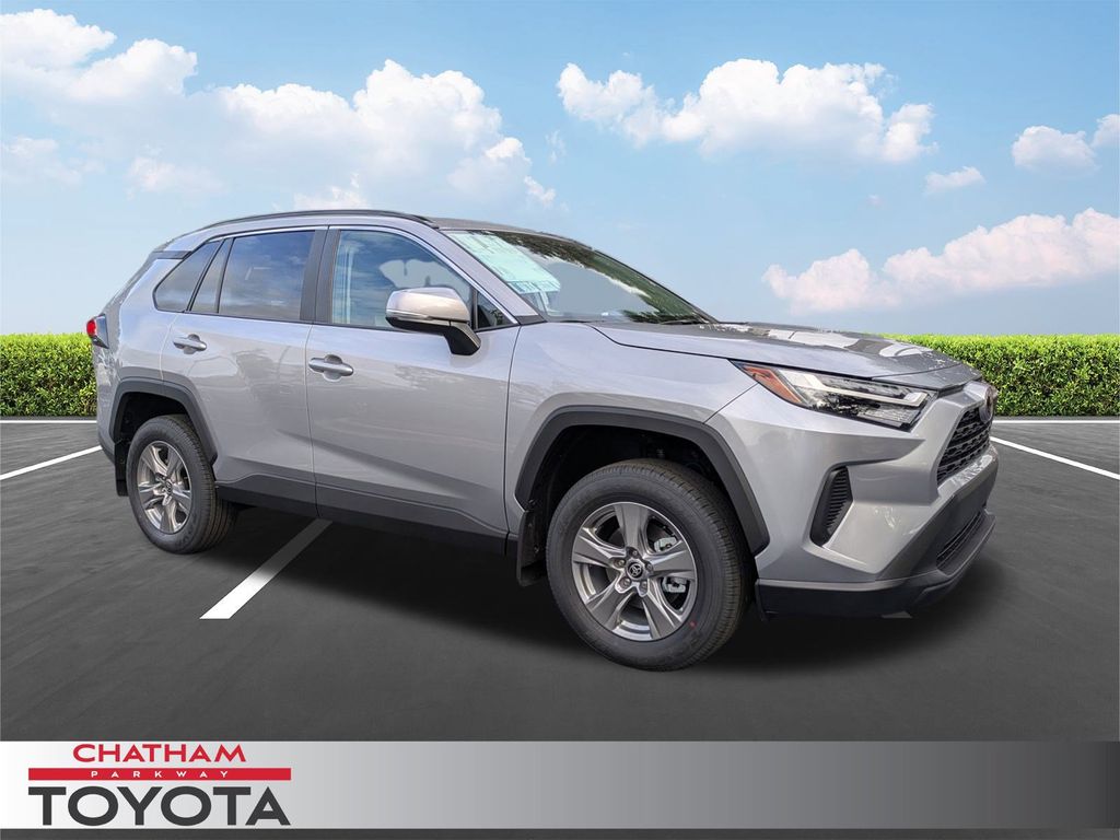 2025 Toyota RAV4 XLE's photo