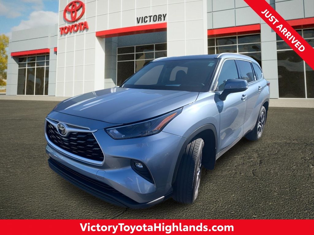 Moon Dust 2022 Toyota Highlander XLE AWD SUV / Crossover All-Wheel Drive 8-Speed Automatic