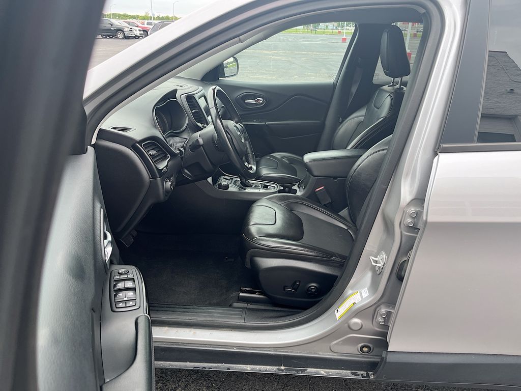 Used 2019 Silver Jeep Latitude Plus image 20