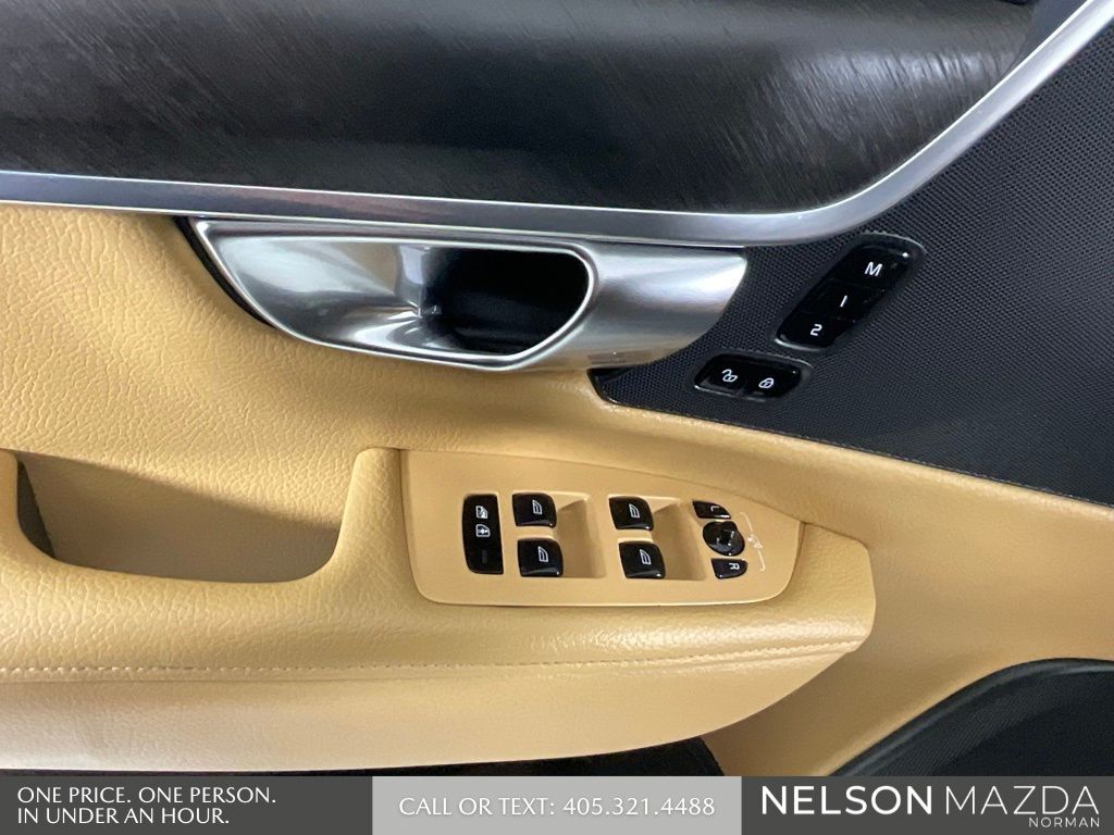 Used 2018 Black Volvo T6 AWD image 18