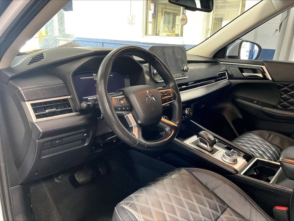 2022 Mitsubishi Outlander — photo 8