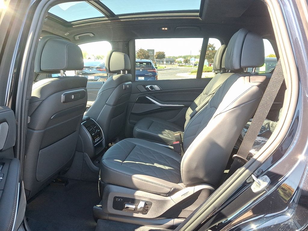 Thumbnail: 2026 BMW X7 - 5