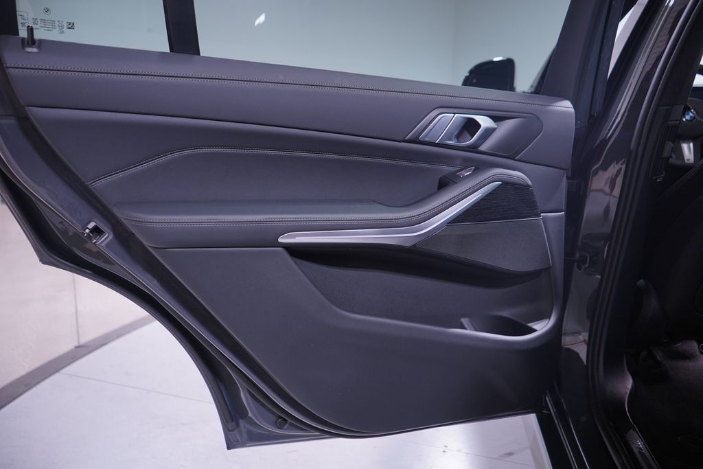 Thumbnail: 2024 BMW X7 - 16