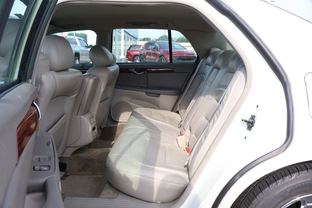 2001 Cadillac DeVille Base 30