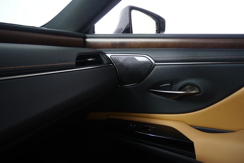 2023 Lexus ES  32