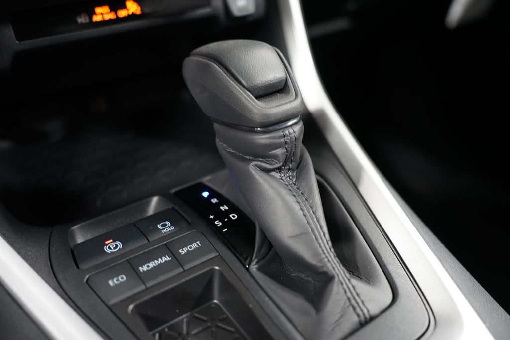 2025 Toyota RAV4 XLE 21