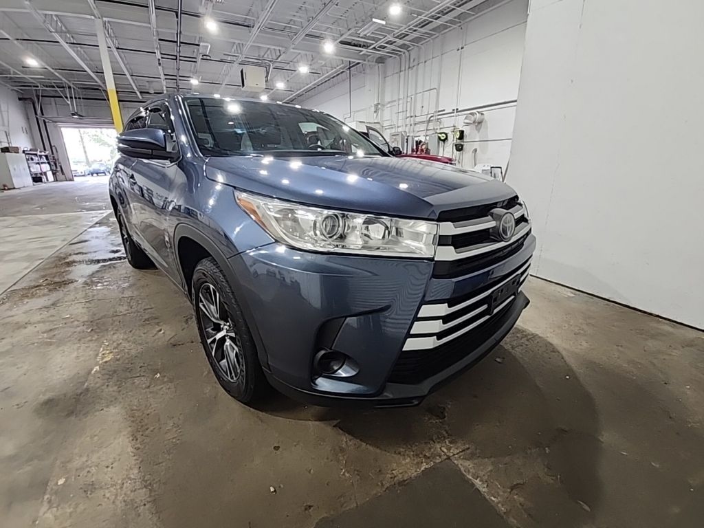 2017 Toyota Highlander LE's photo