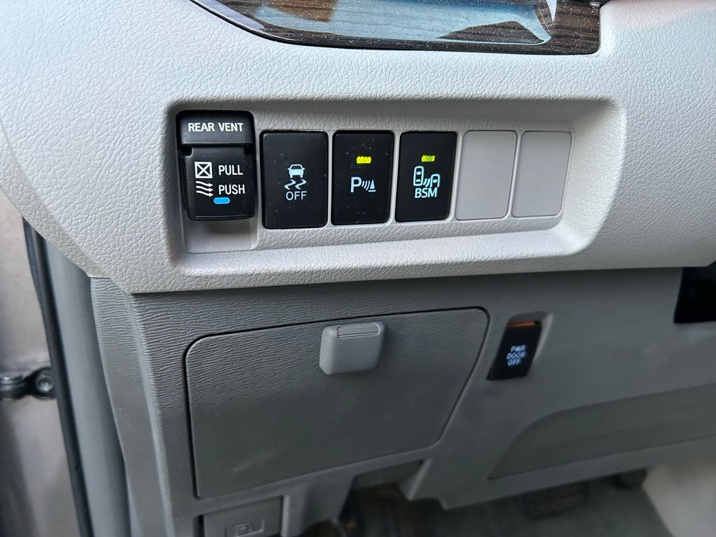 Thumbnail: 2017 Toyota Sienna - 20