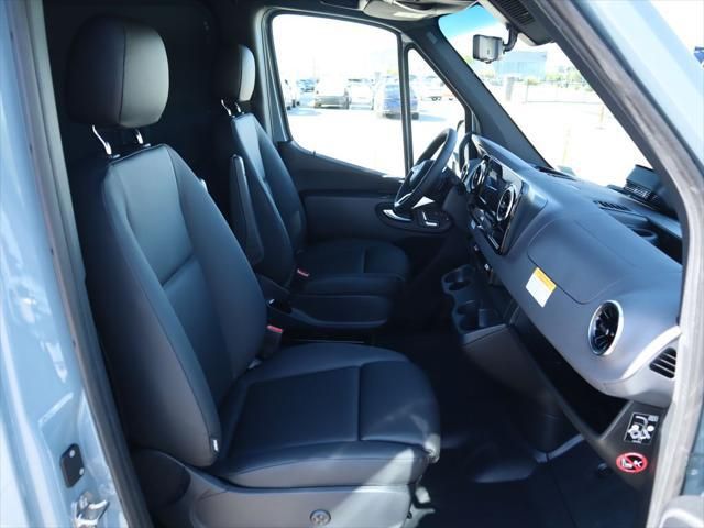 Thumbnail: 2025 Mercedes-Benz Sprinter - 22