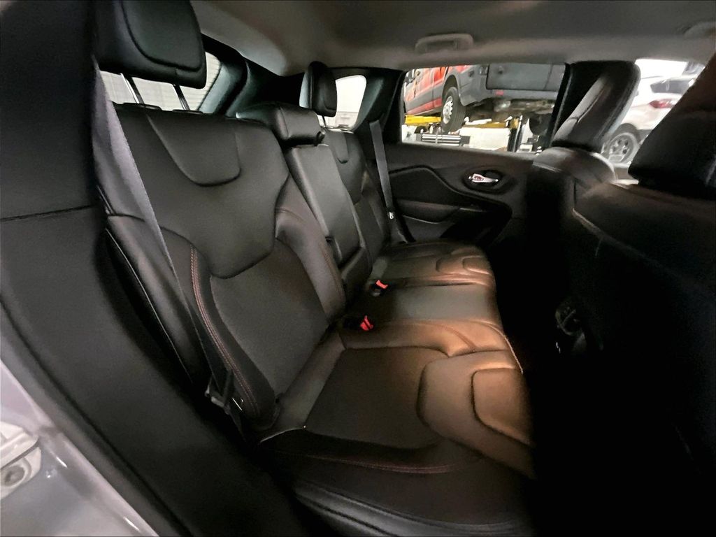 2021 Jeep Cherokee — photo 16