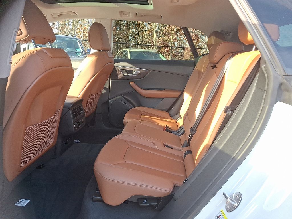 Thumbnail: 2022 Audi Q8 - 10