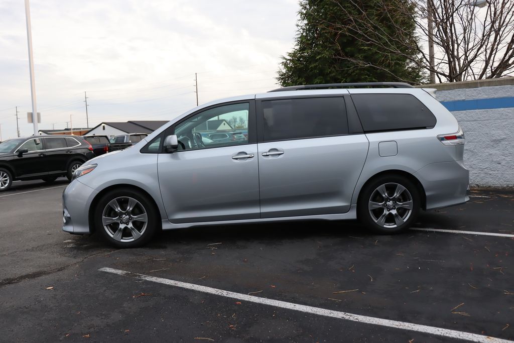 2017 Toyota Sienna SE 2