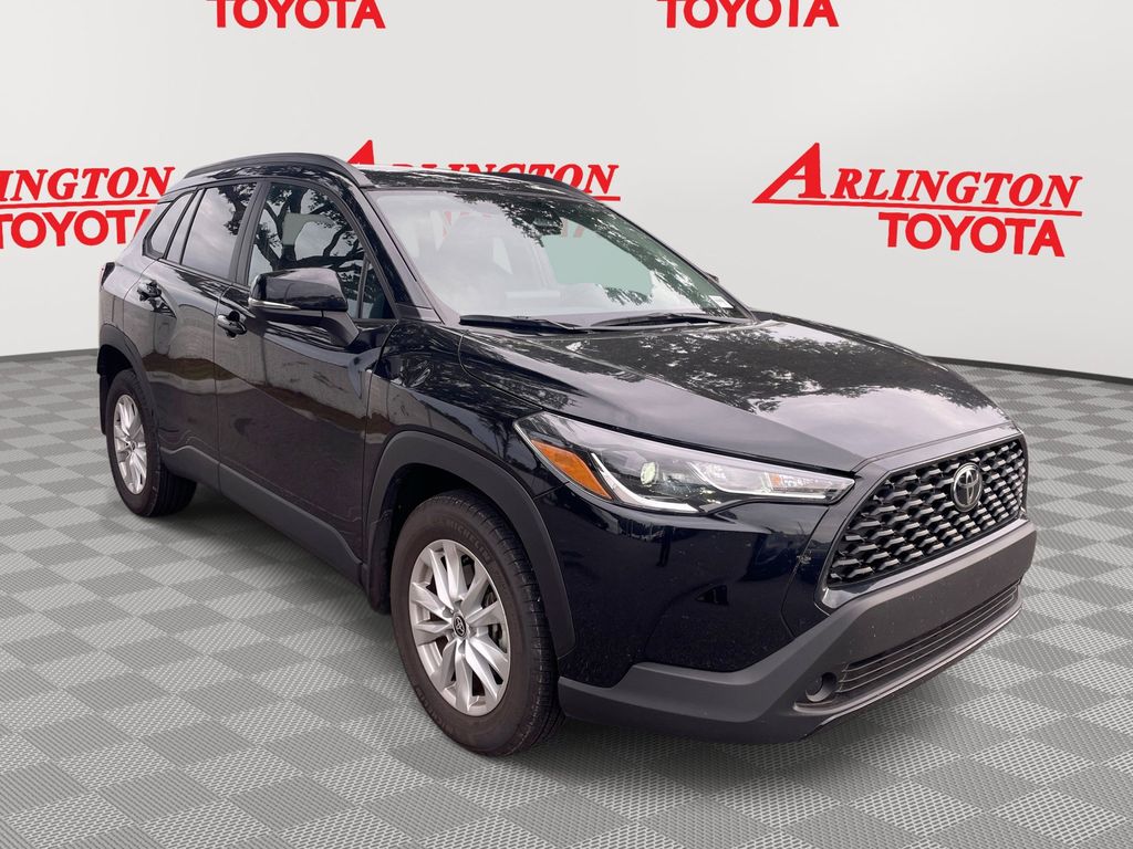 2024 Toyota Corolla Cross LE's photo