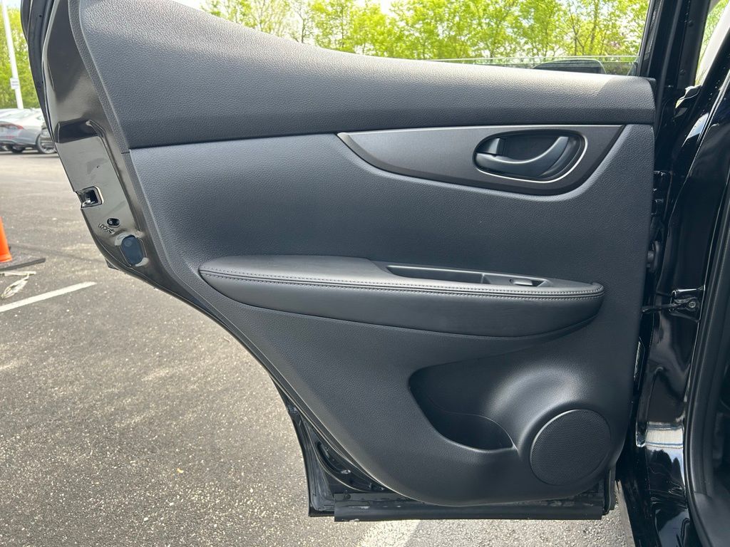 2022 Nissan Rogue Sport S 19