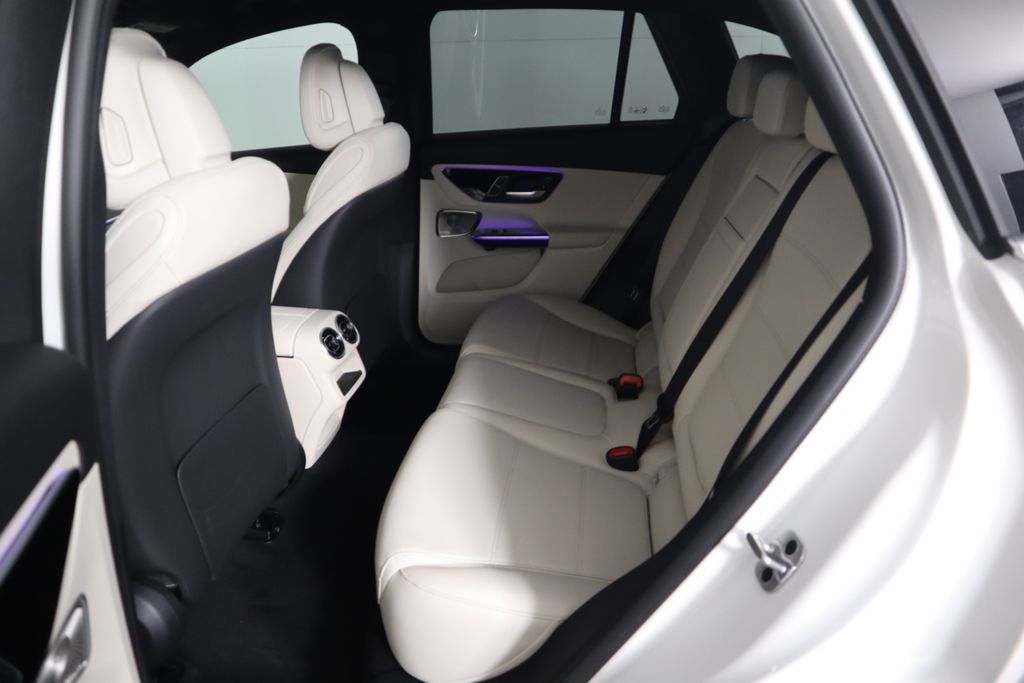 2025 Mercedes-Benz GLC 300 23