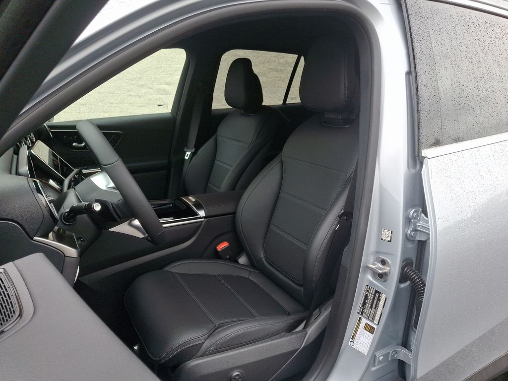 2025 Mercedes-Benz GLC 300 10