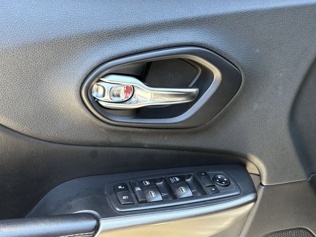 2019 Jeep Cherokee Latitude Black at Durrett Motor Company
