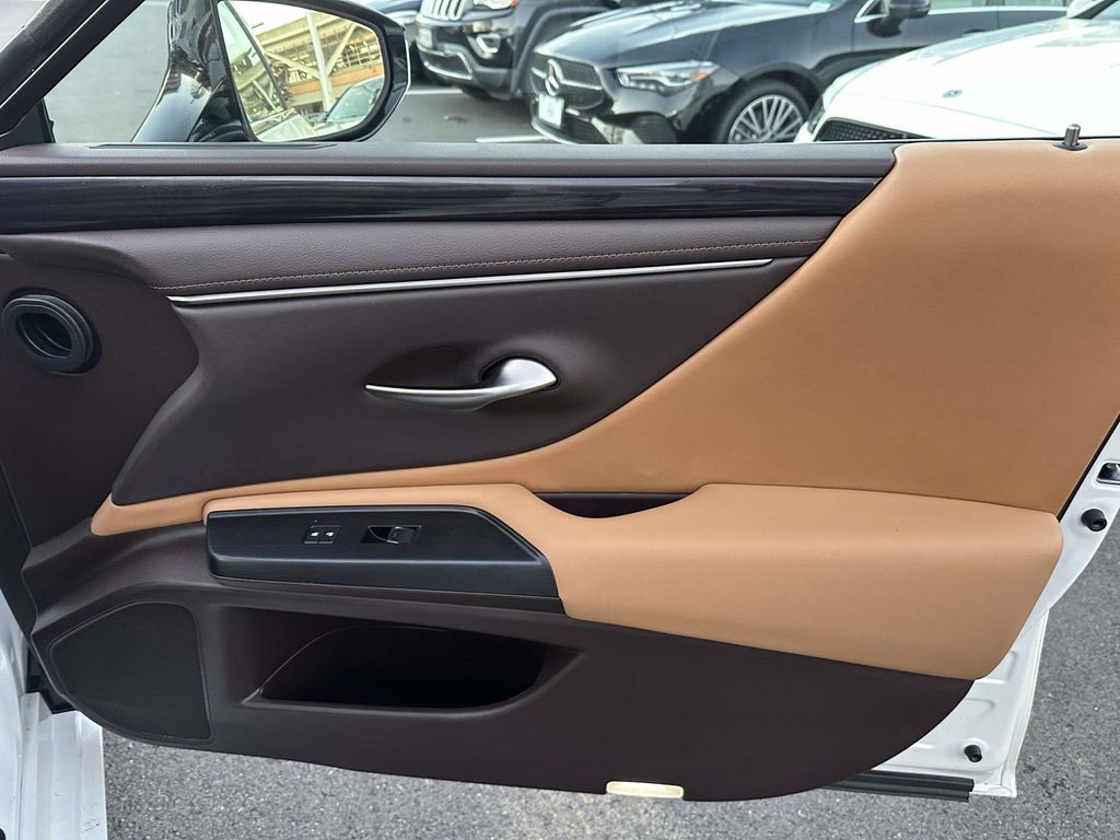 Thumbnail: 2021 Lexus ES - 18