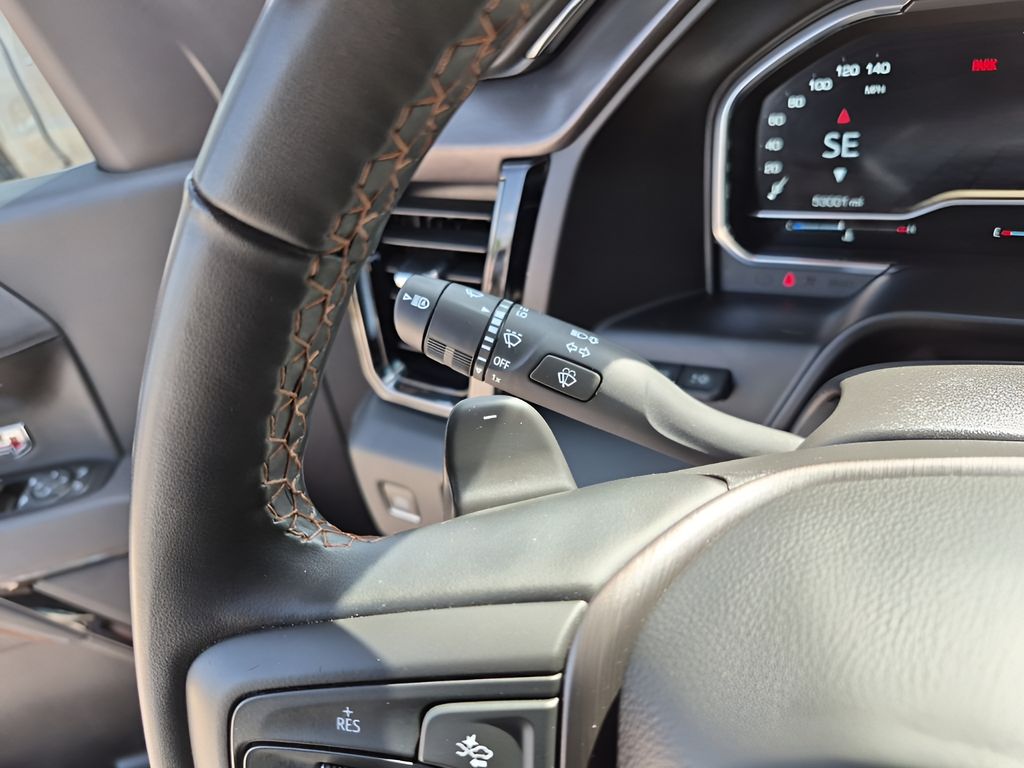 Used 2025 White GMC AT4 image 37