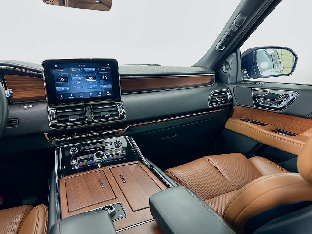 Thumbnail: 2020 Lincoln Navigator - 25