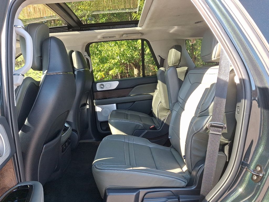 Thumbnail: 2022 Lincoln Navigator - 10