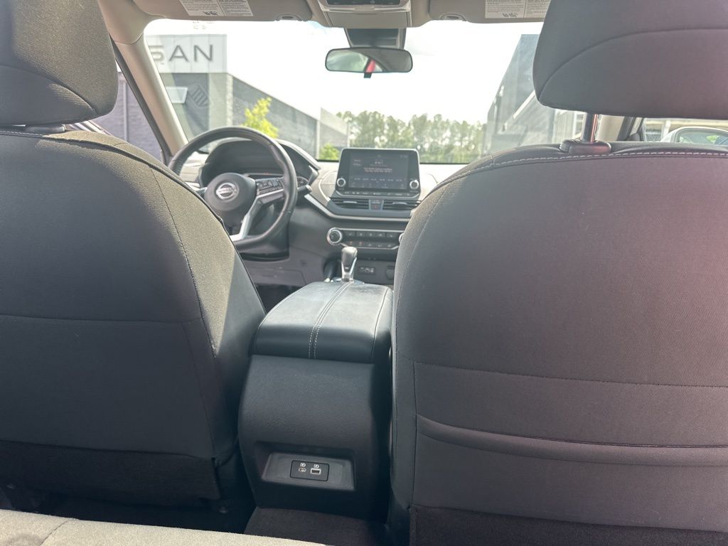 2022 Brilliant Silver Metallic Nissan Altima 2.5 SV FWD Sedan