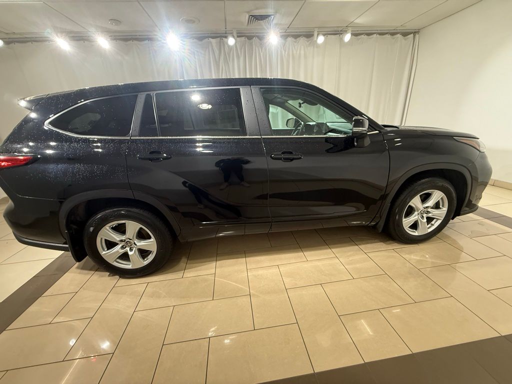 2023 Toyota Highlander LE 7