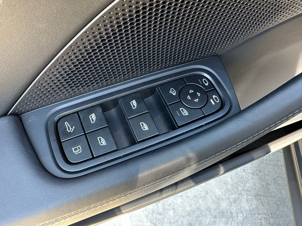 Thumbnail: 2025 Porsche Panamera - 19