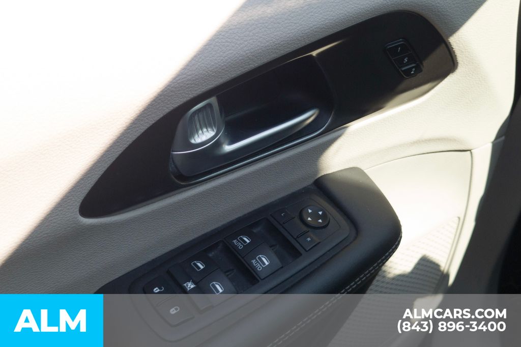 Used 2024 Silver Chrysler Touring L image 8
