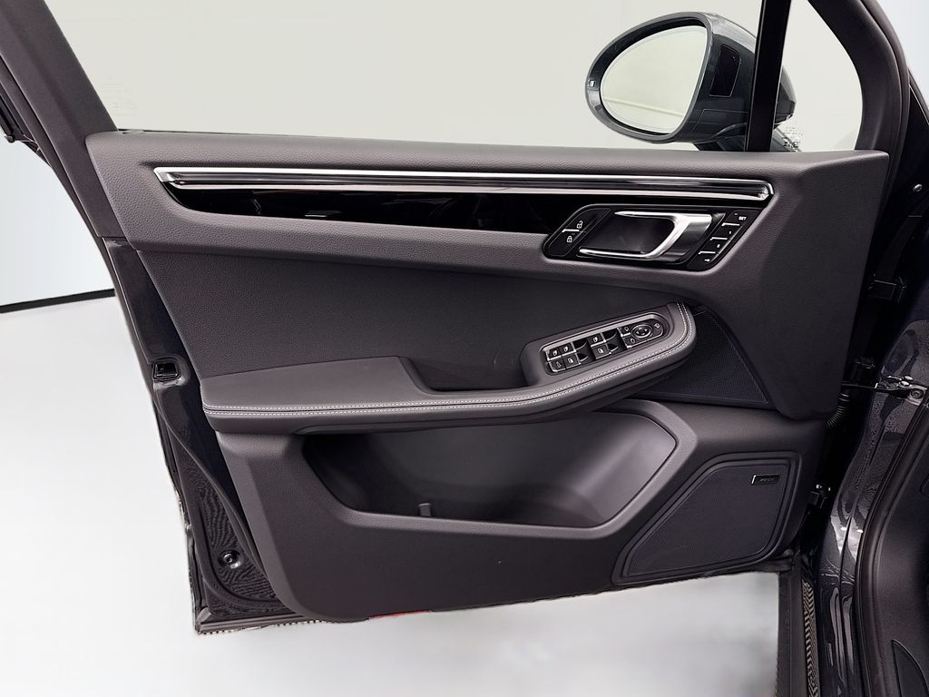 Thumbnail: 2026 Porsche Macan - 25