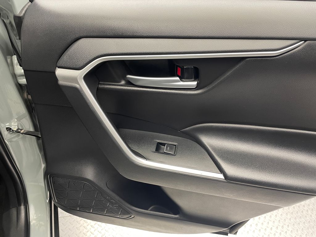 2023 Toyota RAV4 XLE 22