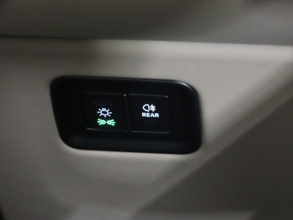 Thumbnail: 2026 Porsche Macan - 25