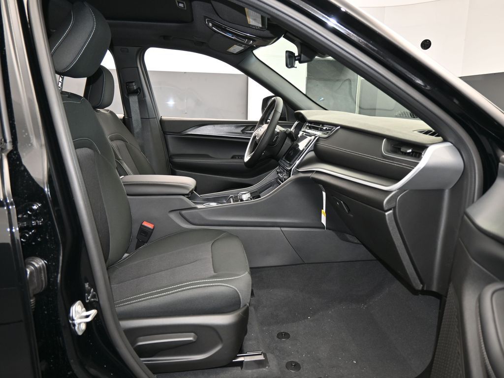 New 2026 Diamond Black Crystal Pearlcoat Jeep Laredo image 38