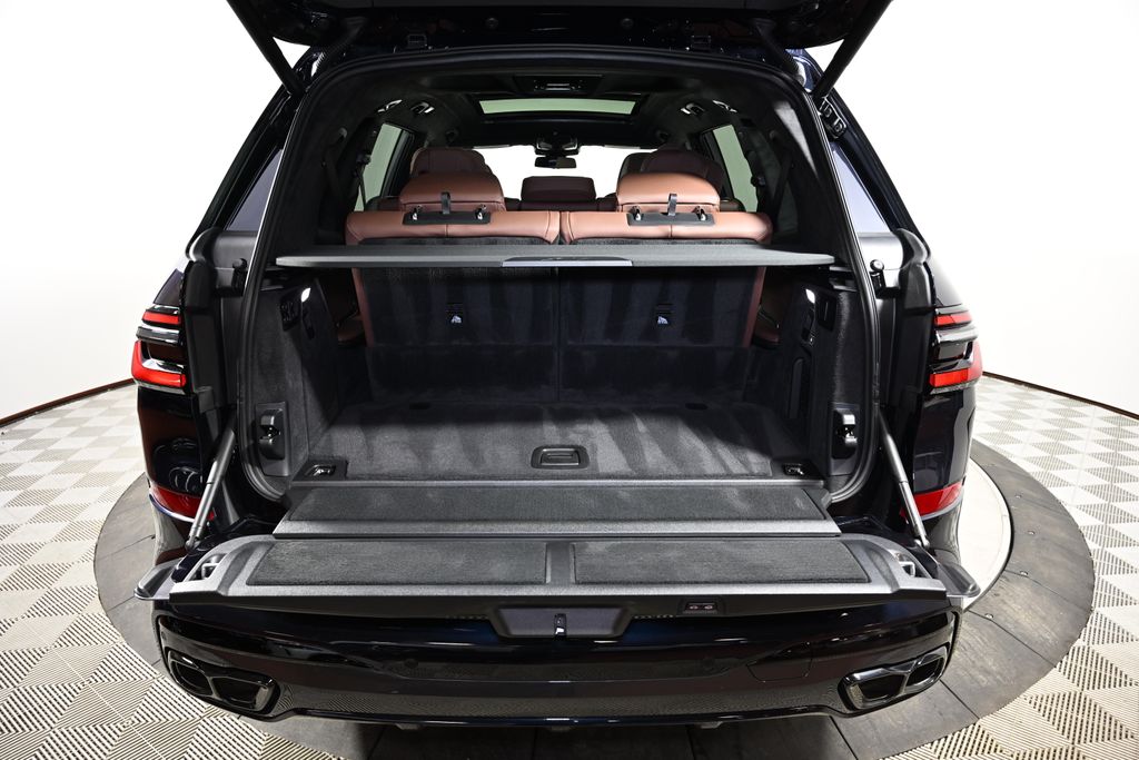 Thumbnail: 2026 BMW X7 - 10