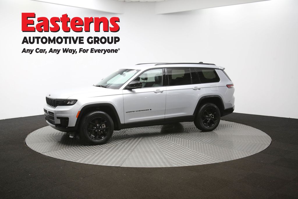 Used 2024 Silver Jeep Altitude image 57