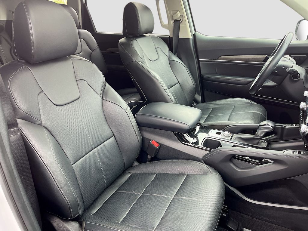 Used 2021 White Kia SX image 31