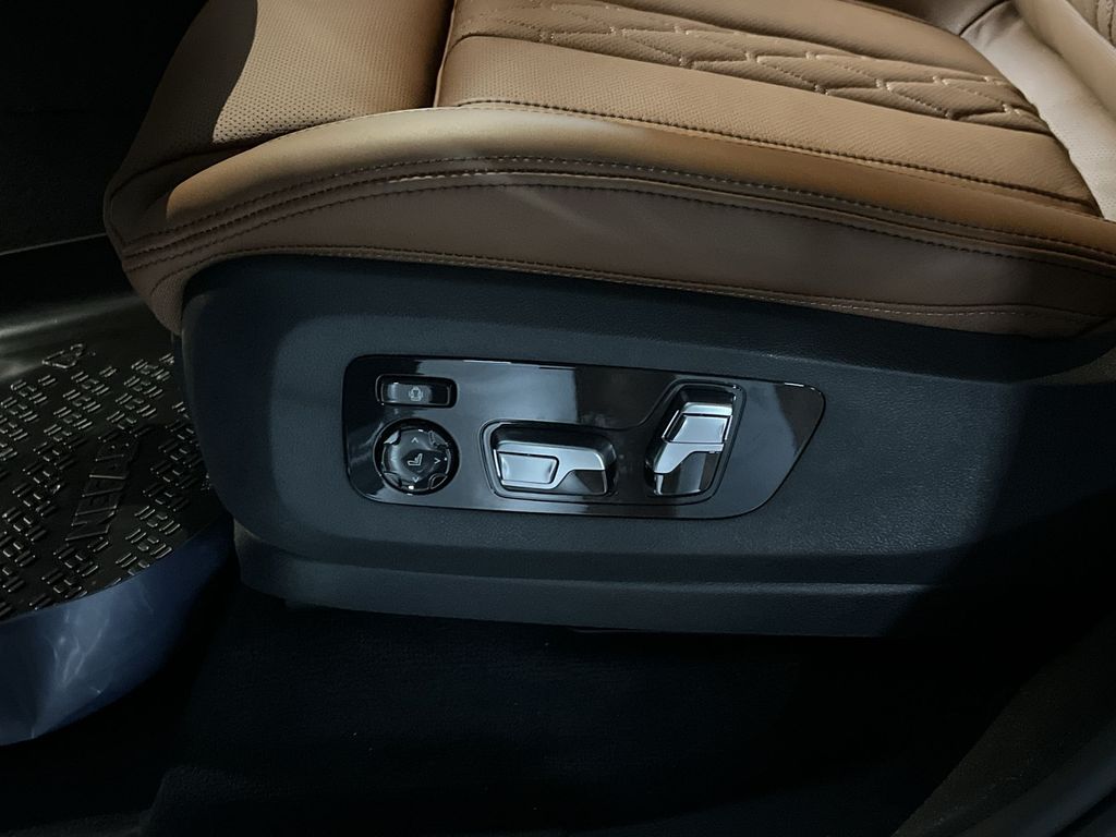 Thumbnail: 2026 BMW X7 - 12