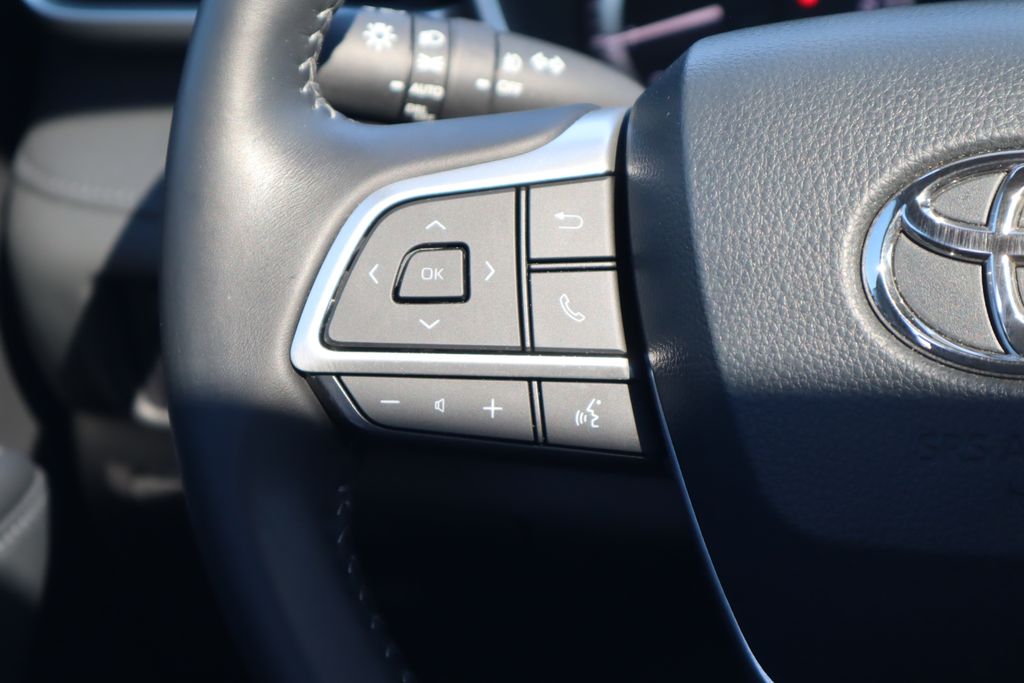 Thumbnail: 2023 Toyota Highlander - 11