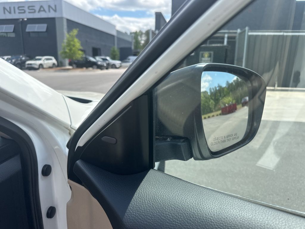 2018 Pearl White Nissan Rogue SV FWD SUV
