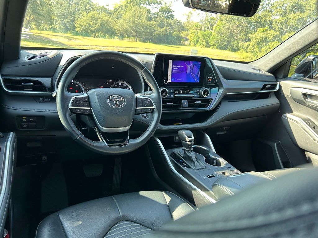 Thumbnail: 2023 Toyota Highlander - 11