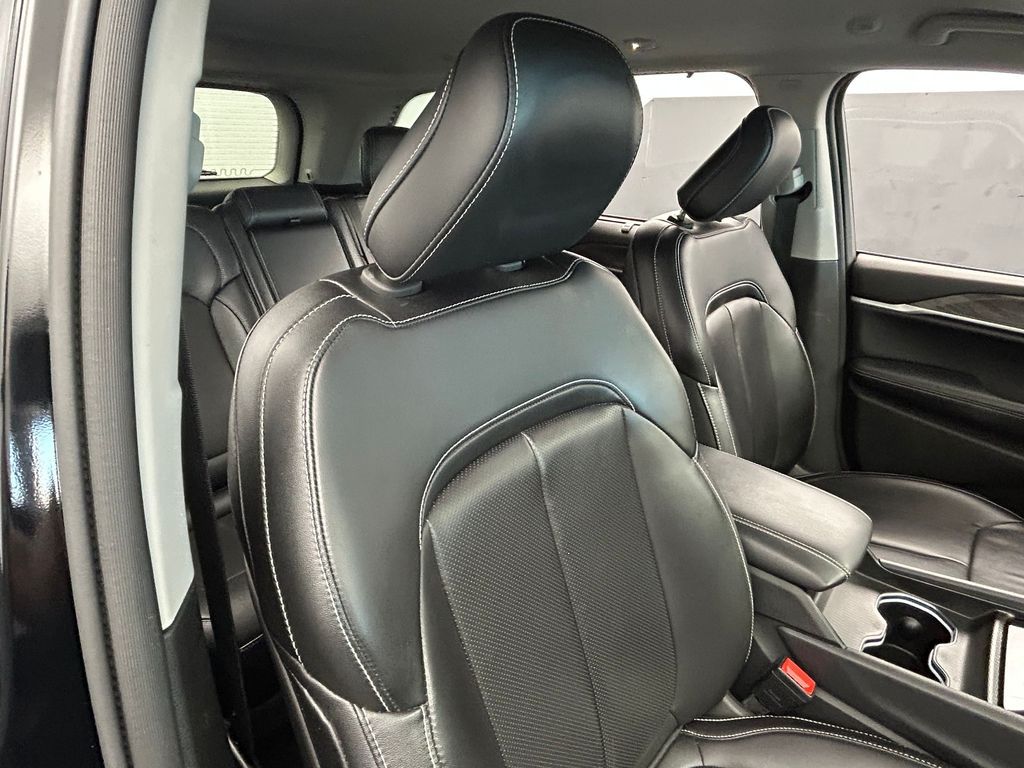 Used 2024 Diamond Black Crystal Pearlcoat Jeep Limited image 44