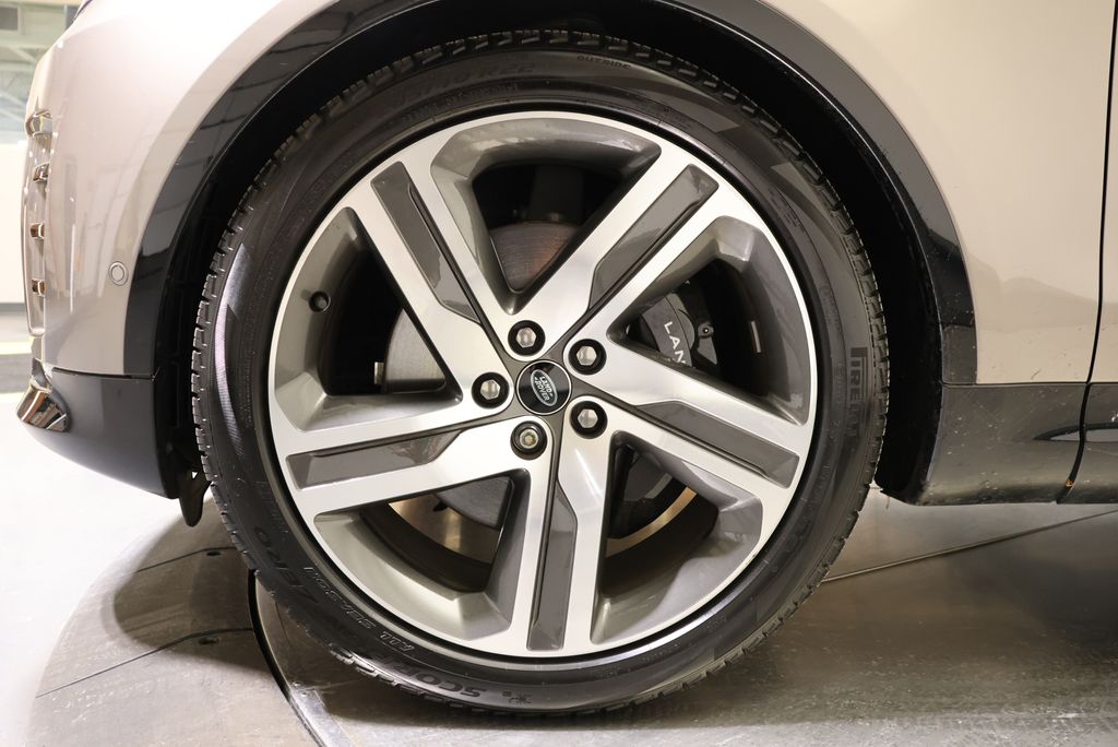 Thumbnail: 2023 Land Rover Discovery - 9